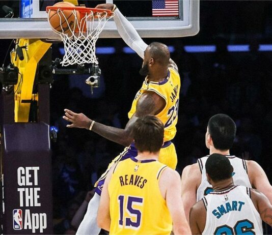 Леброн Джеймс с трети пореден трипъл-дабъл за Лейкърс (видео)