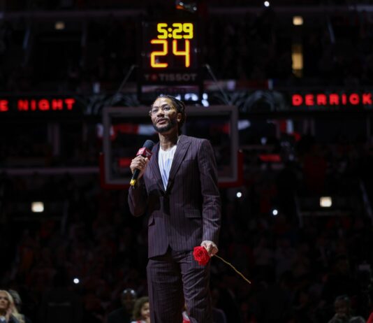 Чикаго вади от употреба екипа с №1 в чест на Дерик Роуз