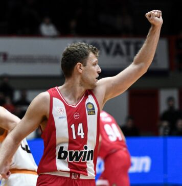 Везенков тласна Олимпиакос към нова победа в Гърция