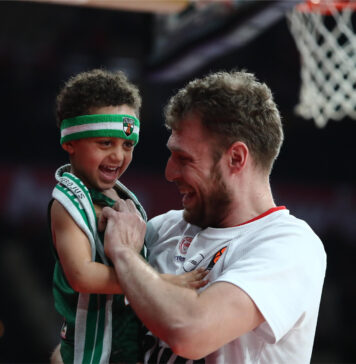 Везенков и Олимпиакос подчиниха Жалгирис в Евролигата (видео)