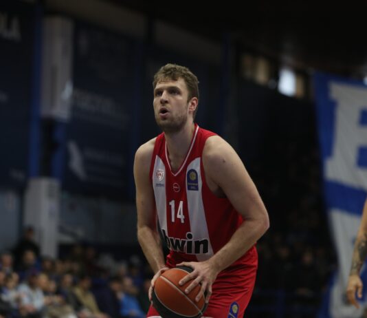 Везенков сред най-добрите при нов успех на Олимпиакос в Гърция