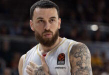 Майк Джеймс скочи на съотборник, след това се извини (видео)