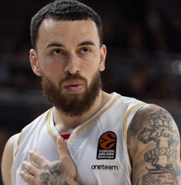 Майк Джеймс скочи на съотборник, след това се извини (видео)