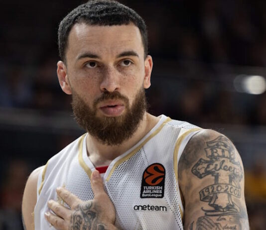 Майк Джеймс скочи на съотборник, след това се извини (видео)