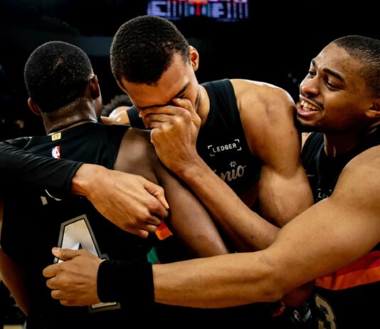 Сан Антонио обърна Клипърс със силен финален щурм (видео)