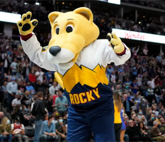 Роки обра овациите: Талисманът на Денвър блесна с акробатично шоу (видео)