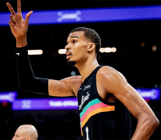 Виктор Уембаняма с дабъл-дабъл срещу Далас (видео)