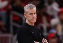 Били Донован напуска Чикаго