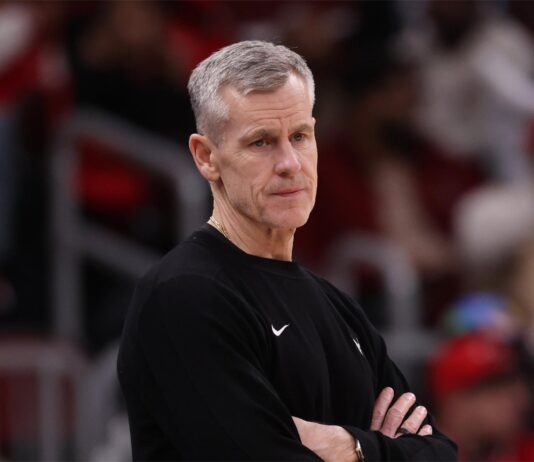 Били Донован напуска Чикаго