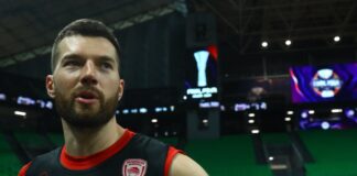Фенове на Олимпиакос посетиха дома на Алек Питърс заради трансферни слухове