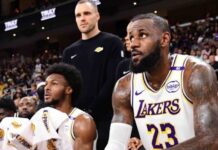 Историческо: Баща и син за първи път играха заедно отвъд океана (видео)