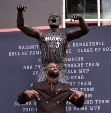 Маями показа статуя на Дуейн Уейд (видео)