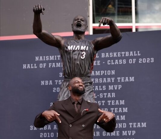 Маями показа статуя на Дуейн Уейд (видео)