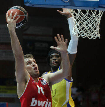 Везенков над всички за Олимпиакос в Гърция