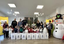 Национали зарадваха деца с подаръците от „Подари усмивка“