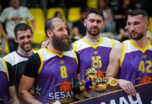 Чавдар Костов с приза за MVP в Мача на звездите