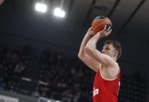 Феновете на Паниониос скочиха на Везенков (видео)