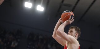 Феновете на Паниониос скочиха на Везенков (видео)