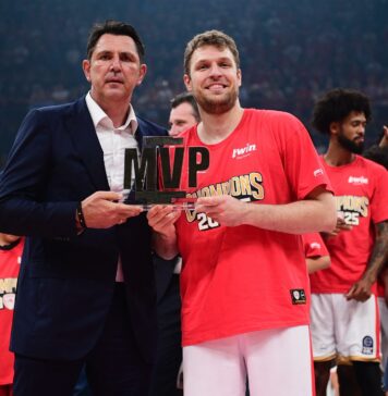 Александър Везенков с приза за MVP на финалите в Гърция
