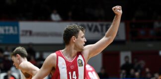 Везенков тласна Олимпиакос към нова победа в Гърция