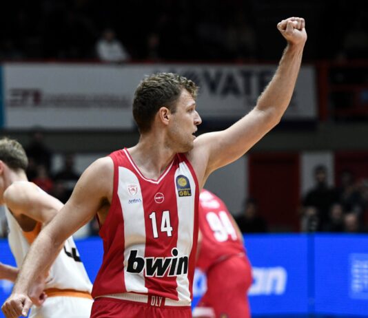 Везенков тласна Олимпиакос към нова победа в Гърция