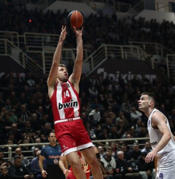 Везенков и Олимпиакос продължават без грешка в Гърция