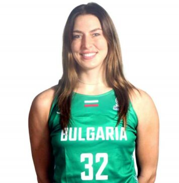 Стефани Костович получи български паспорт (видео)