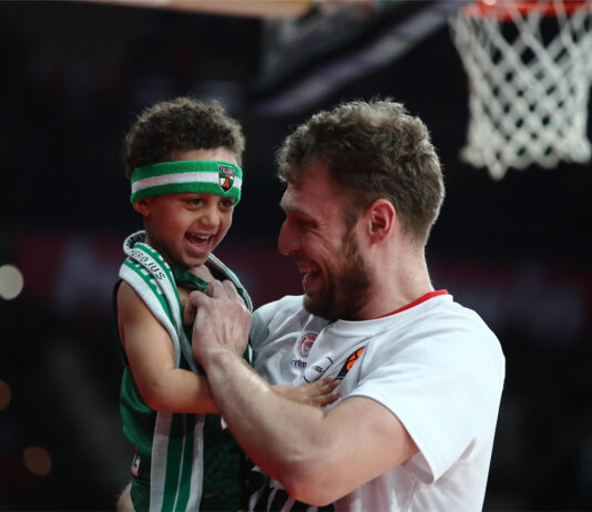 Везенков и Олимпиакос подчиниха Жалгирис в Евролигата (видео)