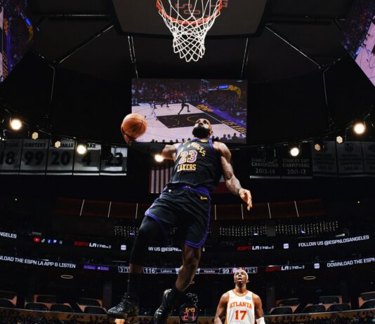 Леброн Джеймс на крачка от трипъл-дабъл срещу Атланта (видео)