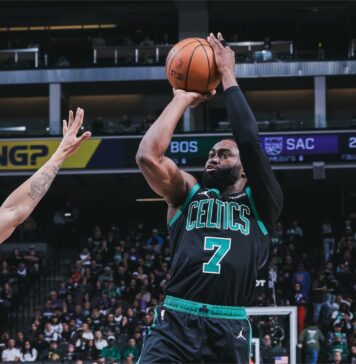 Джейлън Браун с дабъл-дабъл срещу Сакраменто (видео)