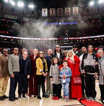 Емоциална нощ в Чикаго: Извадиха от употреба екипа с №1 в чест на Дерик Роуз (видео)