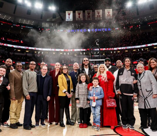 Емоциална нощ в Чикаго: Извадиха от употреба екипа с №1 в чест на Дерик Роуз (видео)