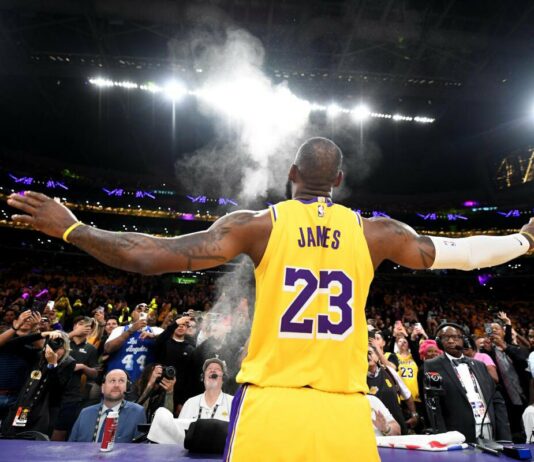 Леброн Джеймс мина границата от 43 000 точки в кариерата си, но Бостън развали празника му (видео)