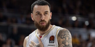 Майк Джеймс скочи на съотборник, след това се извини (видео)