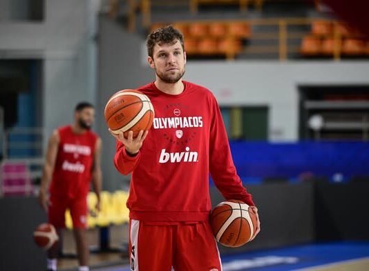 Олимпиакос без Везенков и срещу Париж