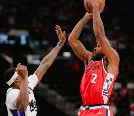 Кауай Ленърд не завърши мача срещу Сакраменто заради контузия (видео)