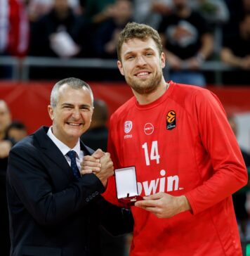 Везенков зарадва около 10 000 фенове в София (видео)