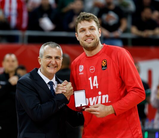 Везенков зарадва около 10 000 фенове в София (видео)