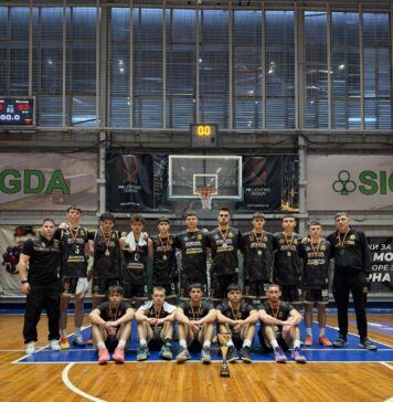 Миньор 2015 с благодарност към организацията на турнира за Купата на БФБ за юноши до 19 г.