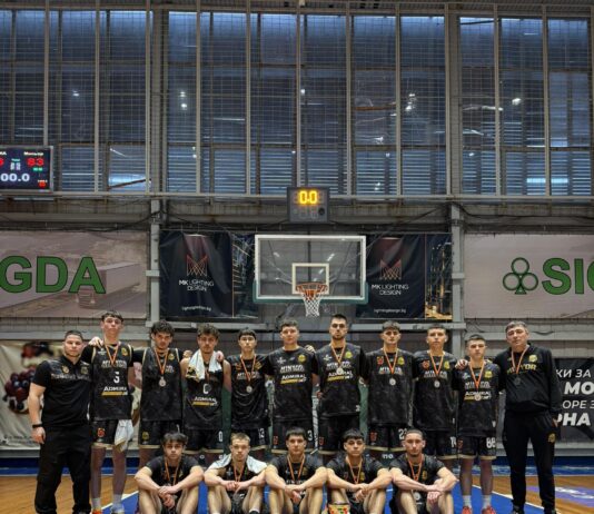 Миньор 2015 с благодарност към организацията на турнира за Купата на БФБ за юноши до 19 г.