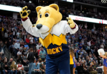 Роки обра овациите: Талисманът на Денвър блесна с акробатично шоу (видео)