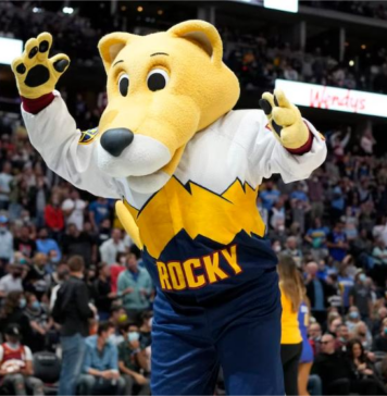 Роки обра овациите: Талисманът на Денвър блесна с акробатично шоу (видео)