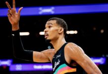 Виктор Уембаняма с дабъл-дабъл срещу Далас (видео)