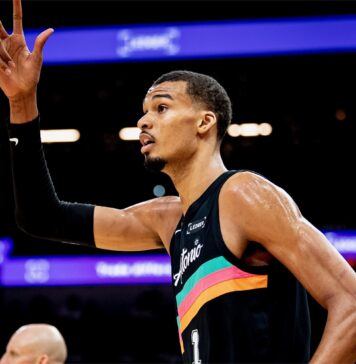 Виктор Уембаняма с дабъл-дабъл срещу Далас (видео)