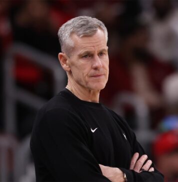 Били Донован напуска Чикаго